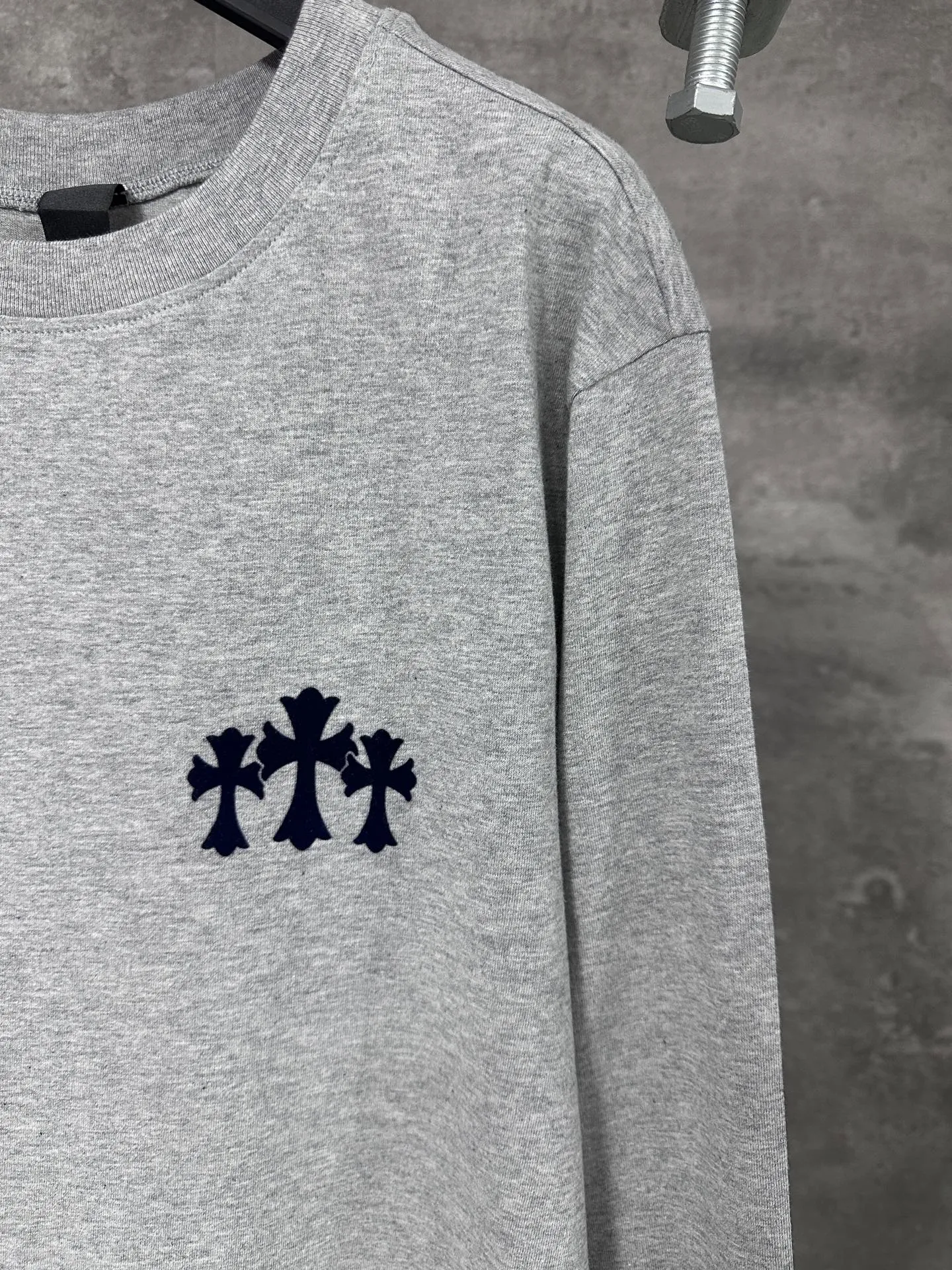 P290 Chrome Hearts/Chrome Hearts CH black flocked cross round neck long sleeves, custom-woven and dyed 40 yarn surface pattern with scratchy fabric, ready-made garments are made of YB consistent electrostatic flocking process, which is not an ordinary lettering mold process, and the colors are different at different angles. Brand new collar label (not the previous leather label) and washed label.  Size：S/M/L/XL